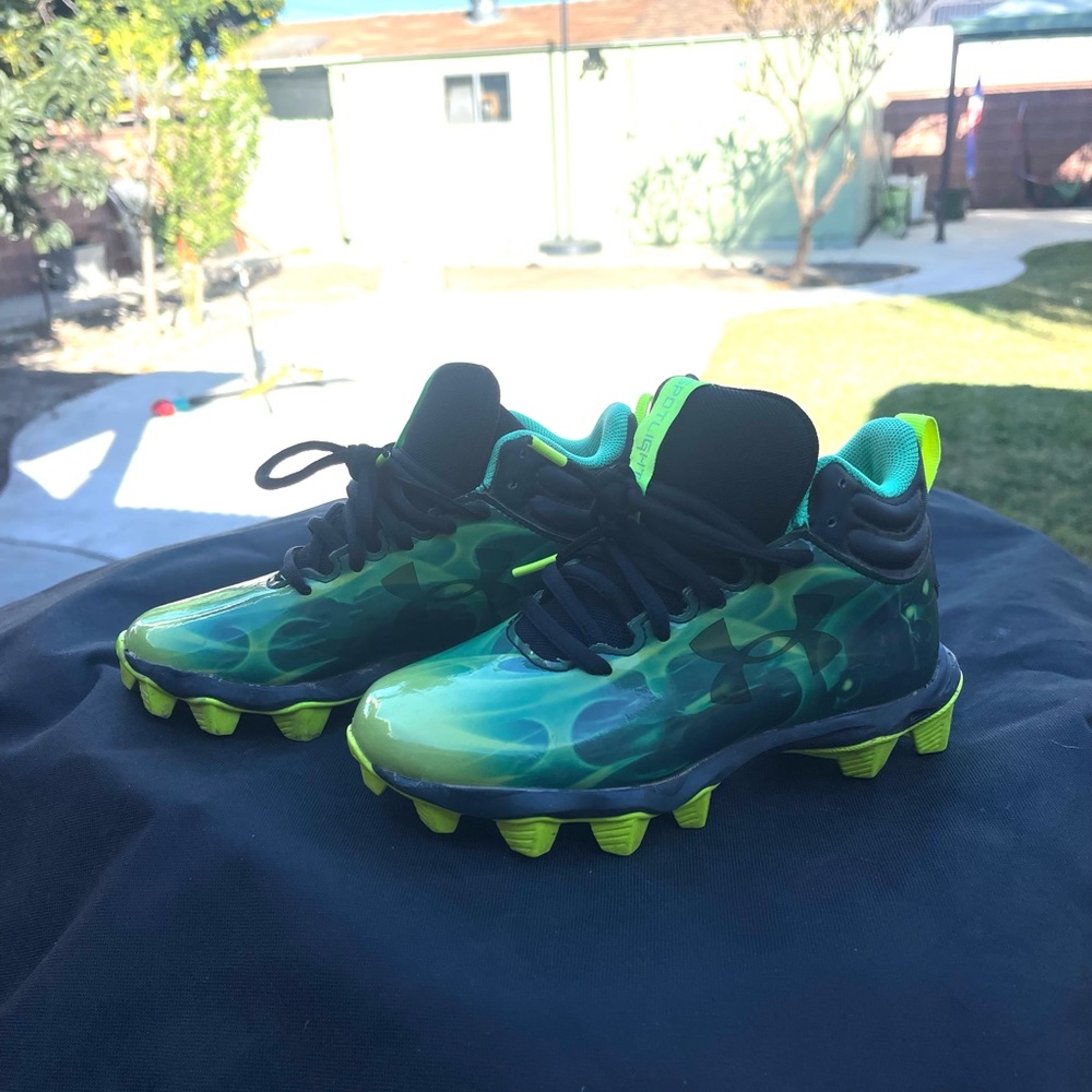 Under armor boys size 1 cleats for baseball